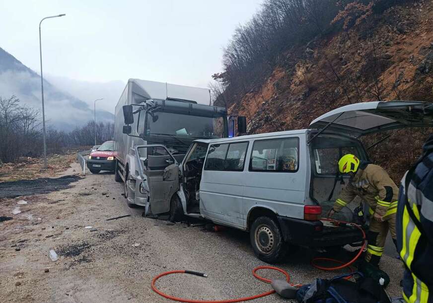 (FOTO) Detalji stravične nesreće na putu Sarajevo-Pale: U sudaru kombija i kamiona POGINULA ŽENA, povrijeđeno 8 osoba