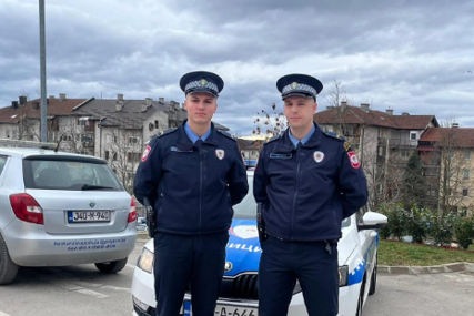 (FOTO) Herojski čin Bogdana i Stefana: Dvojica policajaca SPRIJEČILI MLADIĆA DA SKOČI sa krova zgrade u Prnjavoru