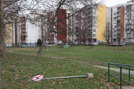 (FOTO) Od novog do zapuštenog za koju godinu: Oboren znak, razvaljene klupe i PRAZNO IGRALIŠTE, ovo je slika prostora za djecu