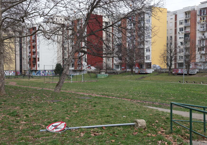 (FOTO) Od novog do zapuštenog za koju godinu: Oboren znak, razvaljene klupe i PRAZNO IGRALIŠTE, ovo je slika prostora za djecu