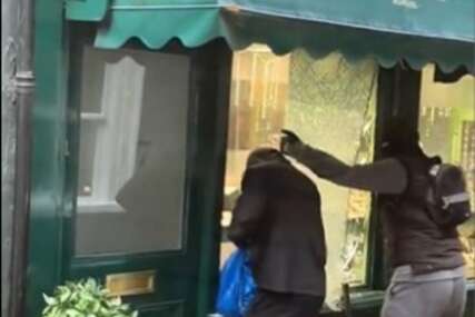 (VIDEO) PLJAČKA ZLATARE U SRED DANA Lopovi čekićem razbili staklo i ukrali nakit, radnici pokušavali da ih spriječe