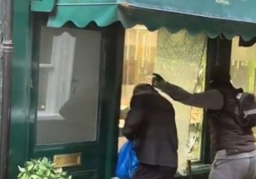 (VIDEO) PLJAČKA ZLATARE U SRED DANA Lopovi čekićem razbili staklo i ukrali nakit, radnici pokušavali da ih spriječe