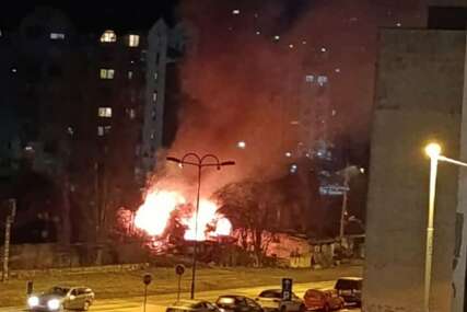 POŽAR U SARAJEVU Gorio napušten objekat, vatrogasci na terenu