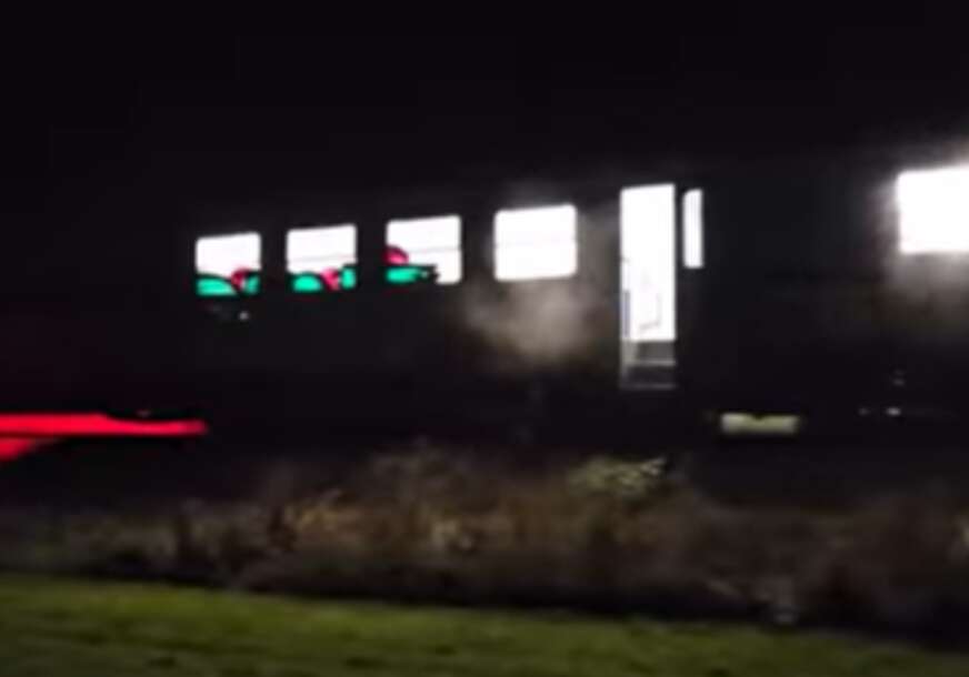(VIDEO) "Svi su nagrnuli prema vratima, OSJEĆAJ JE UŽASAN" Zapalio se voz kod Osijeka, putnici završili na livadi u blatu do koljena