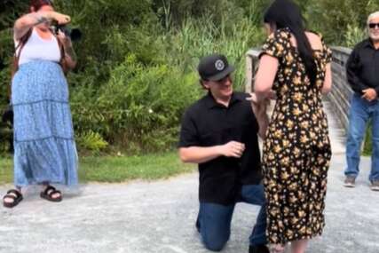 (VIDEO) Mreže se USIJALE zbog ovog snimka: Kleknuo pred djevojku, a kada je rekla "DA" POVRATIO JE, reakcije su urnebesne