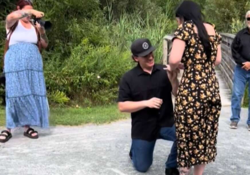 (VIDEO) Mreže se USIJALE zbog ovog snimka: Kleknuo pred djevojku, a kada je rekla "DA" POVRATIO JE, reakcije su urnebesne