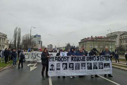 (VIDEO, FOTO) "Mladost koju je ubio sistem" Nikada više transparenata i parola na protestima u Sarajevu