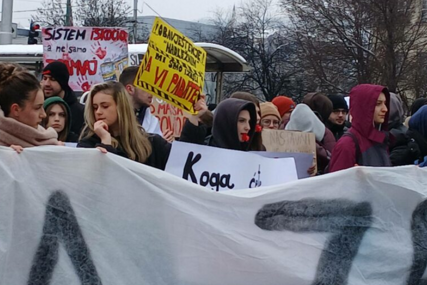 (VIDEO, FOTO) BLOKIRANA GLAVNA ULICA Protest mladih u Sarajevu zbog tramvajske nesreće "Prestanite prepadati djecu"