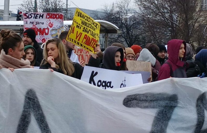 (VIDEO, FOTO) BLOKIRANA GLAVNA ULICA Protest mladih u Sarajevu zbog tramvajske nesreće "Prestanite prepadati djecu"