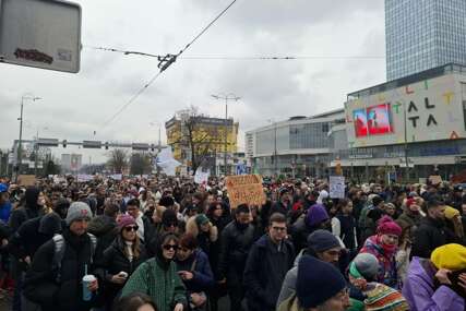 (FOTO) "ZNAMO ŠTA RADITE, SAD JE DOSTA" Ovo su novi zahtjevi okupljenih građana u Sarajevu: Vlada mora biti nova po sastavu, traži se i otpis dugova GRAS-a