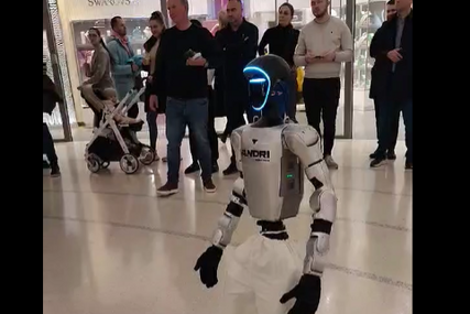 (VIDEO) ROBI STIGAO U BANJALUKU Inovativni humanoidni robot predstavljen u gradu na Vrbasu