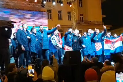 (FOTO, VIDEO) Ustaška zastava se vijori u Zagrebu: Rukometaše Hrvatske i Tompsona čekaju hiljade ljudi sa ikonografijom NDH