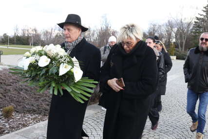 (FOTO) SAHRANA TATJANE JEČMENICE Porodica i prijatelji neutješno plaču, Dragana Bekvalac došla sa velikom bijelom suzom