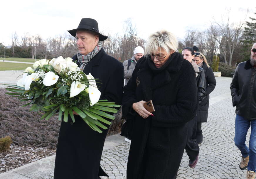 (FOTO) SAHRANA TATJANE JEČMENICE Porodica i prijatelji neutješno plaču, Dragana Bekvalac došla sa velikom bijelom suzom