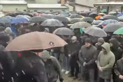 (VIDEO) "Ostali smo uskraćeni za jednog velikog i plemenitog čovjeka" Rijeka ljudi ispred džamije u Brčkom prije sahrane Erdoana Morankića
