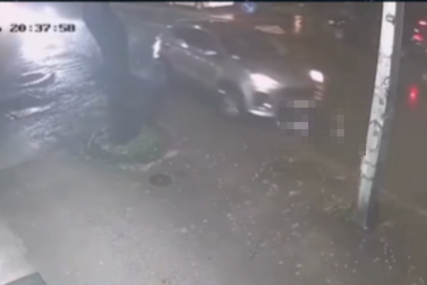 (UZNEMIRUJUĆI VIDEO) Automobilom UDARILA DJEVOJČICU na pješačkom prelazu: Oglasila se policija nakon jezivog snimka nesreće u Trebinju
