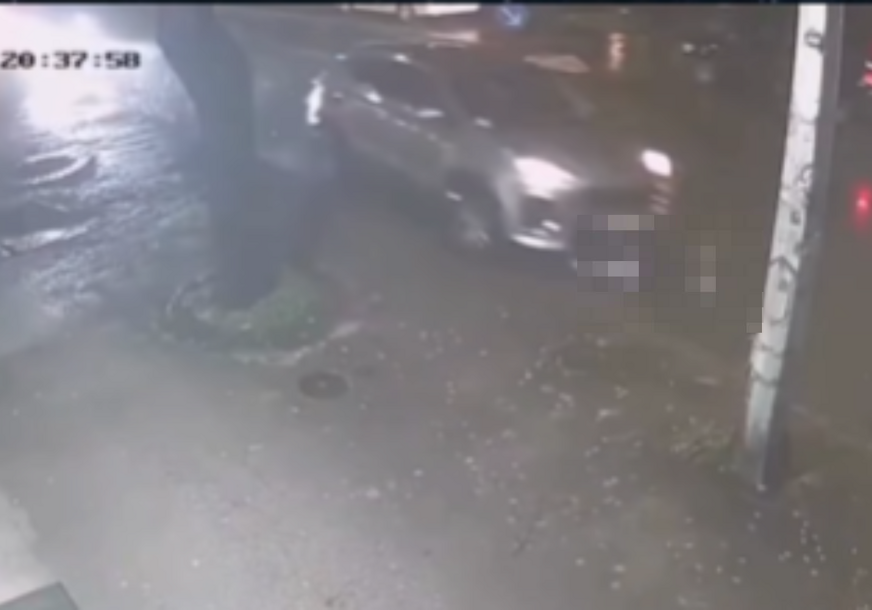 (UZNEMIRUJUĆI VIDEO) Automobilom UDARILA DJEVOJČICU na pješačkom prelazu: Oglasila se policija nakon jezivog snimka nesreće u Trebinju