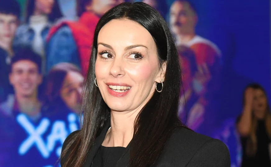 (FOTO) Sloboda Mićalović pokazala kako njeguje sebe: Na glumici SAMO PEŠKIR, legla na sto i prepustila se sigurnim rukama