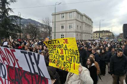 Održani protesti u Sarajevu: Građani traže odgovornost vlasti zbog tramvajske nesreće u kojoj je poginuo student iz Brčkog