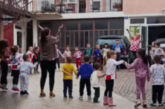 Djecu u vrtiću spremaju za Tompsonov koncert 