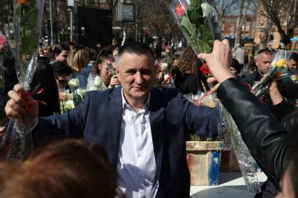 (VIDEO, FOTO) "ONE SU NAS DONIJELE NA SVIJET" Đajić poklanjao cvijeće damama, pa VAŽNU PORUKU poslao muškarcima