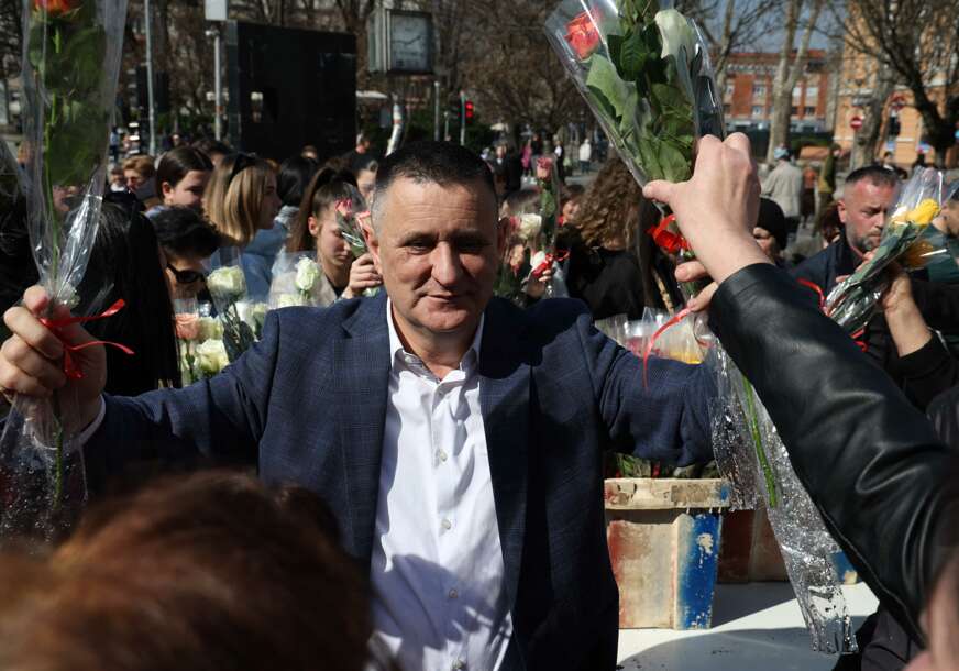 (VIDEO, FOTO) "ONE SU NAS DONIJELE NA SVIJET" Đajić poklanjao cvijeće damama, pa VAŽNU PORUKU poslao muškarcima