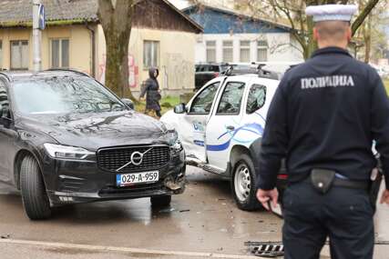 (VIDEO, FOTO) Policija obavlja uviđaj: Saobraćajka u centru Banjaluke