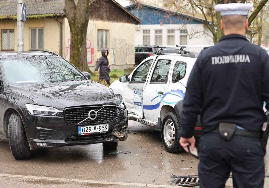 (VIDEO, FOTO) Policija obavlja uviđaj: Saobraćajka u centru Banjaluke