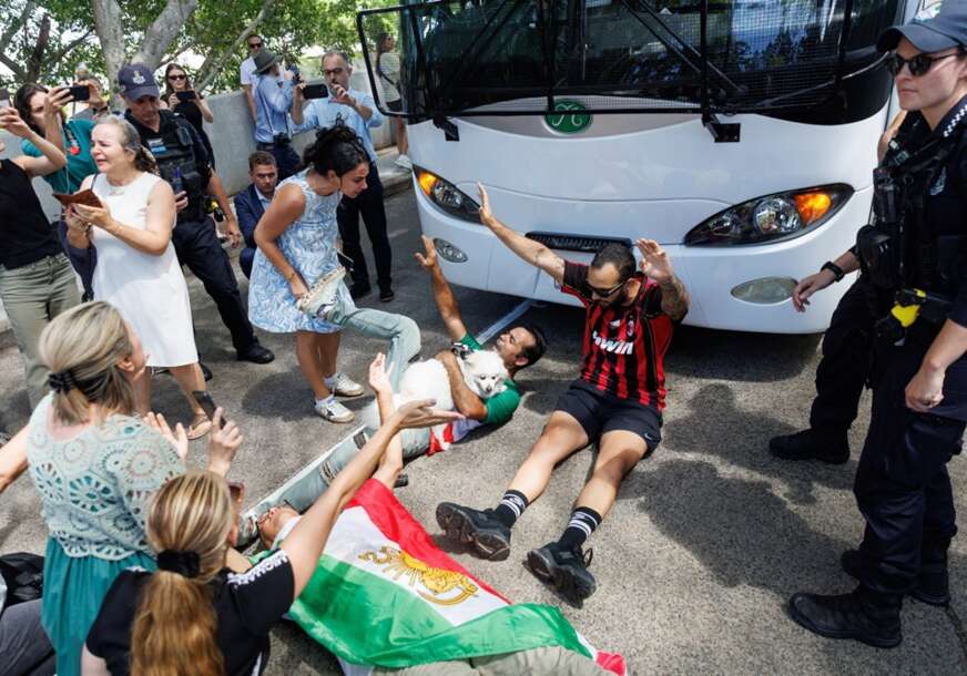 (FOTO) Šokantne scene u Australiji: Ljudi svojim tijelima blokirali autobus koji je prevozio iranske reprezentativke