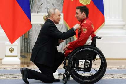 (FOTO) Fotografija koja je obišla svijet: Putin kleknuo pred sportistom usred ceremonije i iznenadio sve