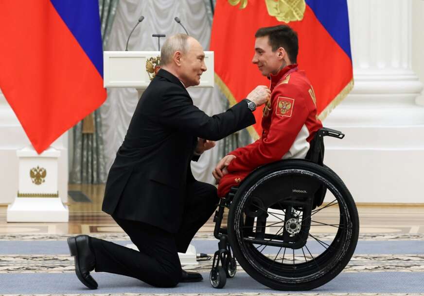 (FOTO) Fotografija koja je obišla svijet: Putin kleknuo pred sportistom usred ceremonije i iznenadio sve