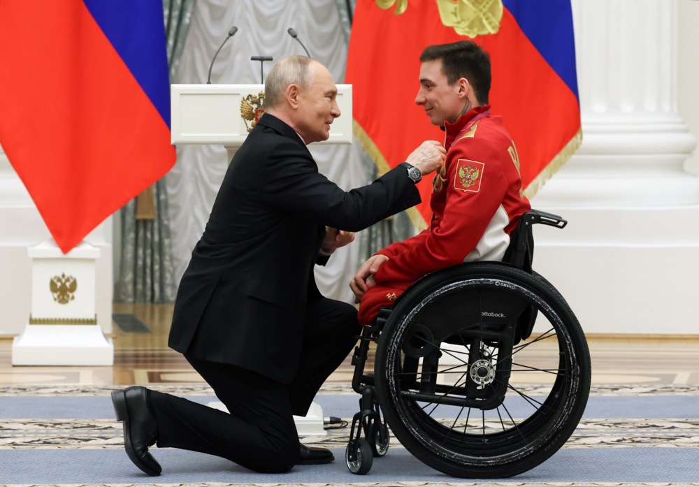 Putin kleknuo pred sportistom usred ceremonije i iznenadio sve