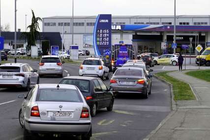 (FOTO) Potpuni haos ZBOG NESTAŠICE: Hrvati sa kanticama strijepe u redovima za gorivo