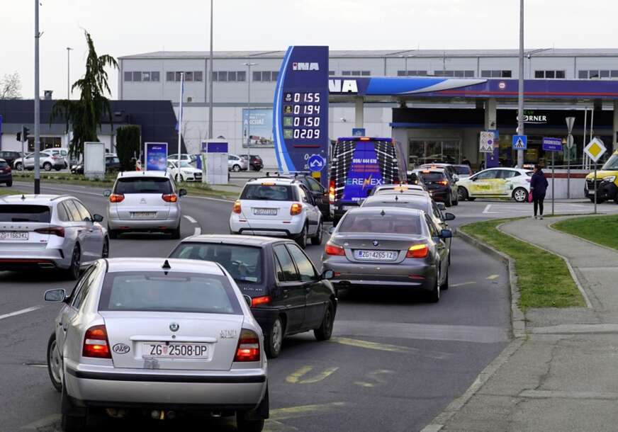 (FOTO) Potpuni haos ZBOG NESTAŠICE: Hrvati sa kanticama strijepe u redovima za gorivo