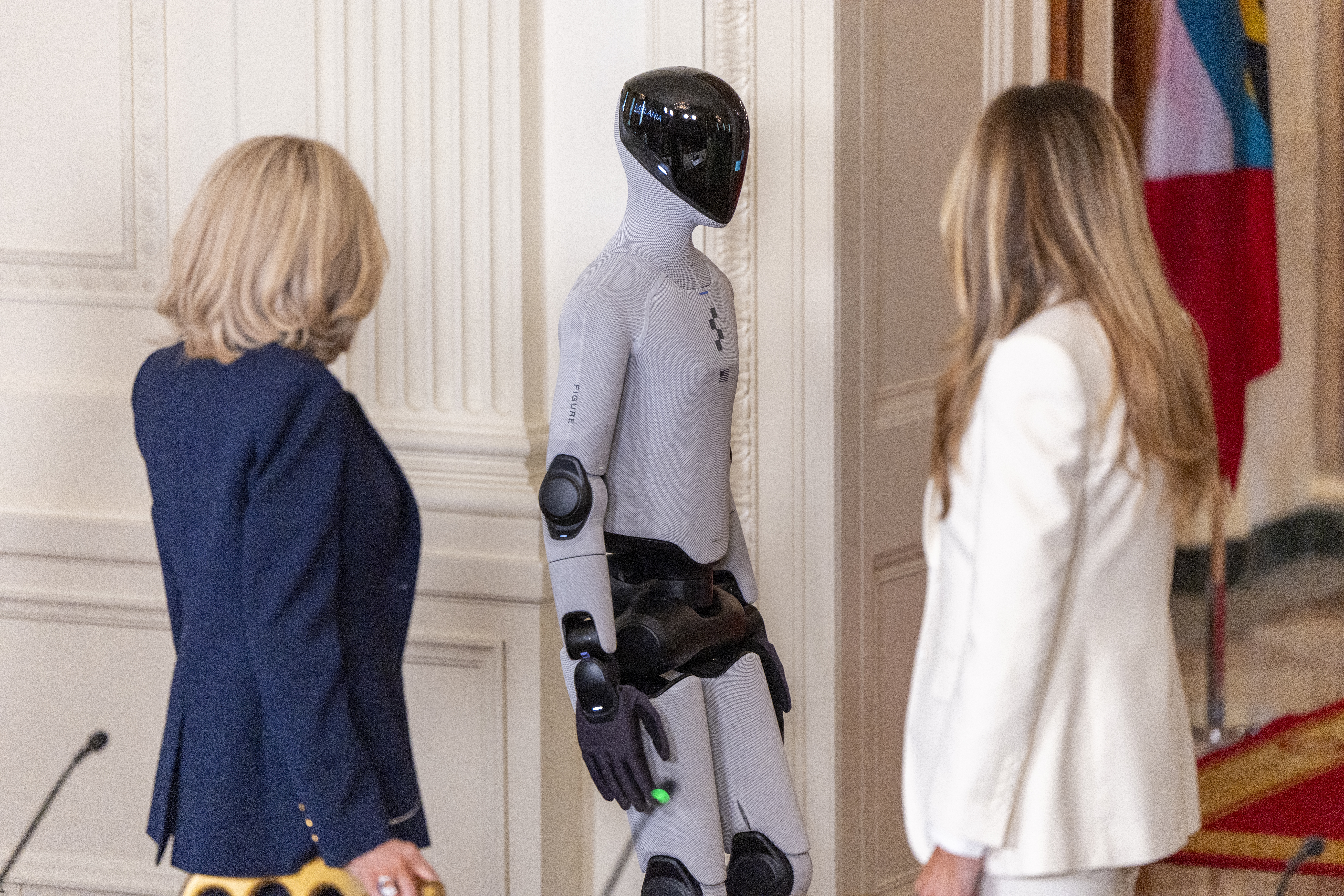 (VIDEO) "Istorijski trenutak" Melanija Tramp prošetala Bijelom kućom sa američkim humanoidnim robotom