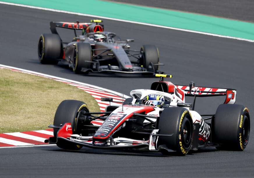 (VIDEO) HOROR Vozač Formule 1 išao 308 kilometara na sat kada je udario u ogradu, jedva izašao iz bolida
