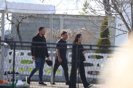 (FOTO) Pjevač ih dočekao na kapiji uplakan: Tamara Milutinović i Uroš Živković NIJEMI OD BOLA stigli kod Darka Lazića u Brestača