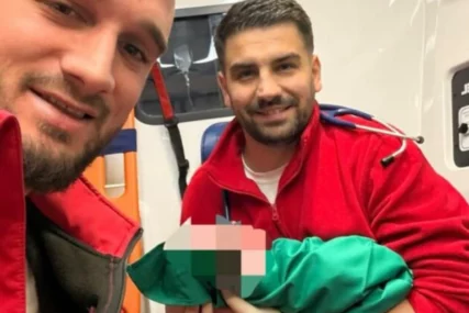 ekipa hitne pomoći porodila ženu