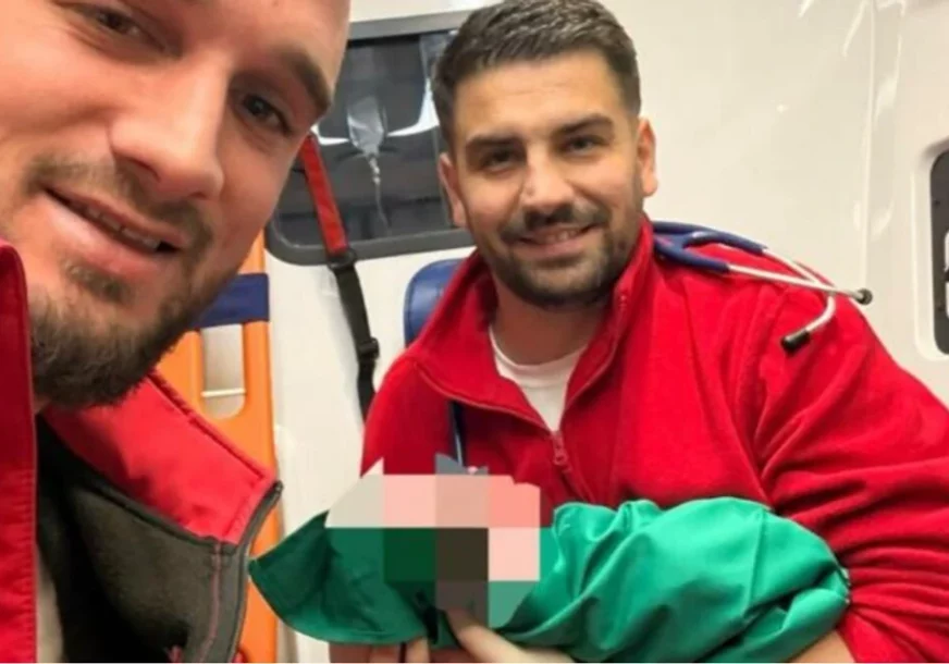 ekipa hitne pomoći porodila ženu