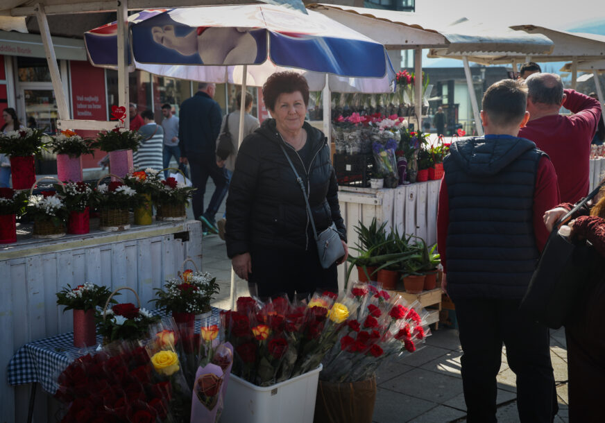 (VIDEO, FOTO) ČAROLIJA ZA 5 MARAKA Banjalučanke za 8. mart same sebi kupuju ovo cvijeće, a evo šta dobijaju od muškaraca
