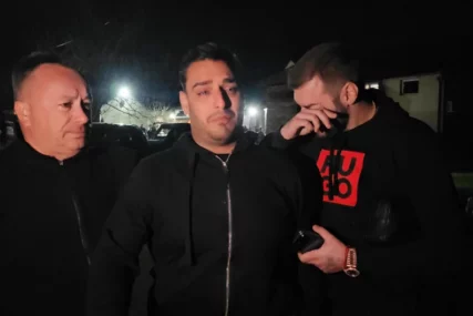 (VIDEO, FOTO) "Izgubio sam pola sebe, pola svog srca" Darko Lazić kroz jecaje o POGIBIJI MLAĐEG BRATA, jedva stoji na nogama