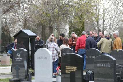 POMEN MARINKU MADŽGALJU 10 godina od smrti glumca, Ognjen Amidžić došao među prvima, tu je i sestra Ljubica