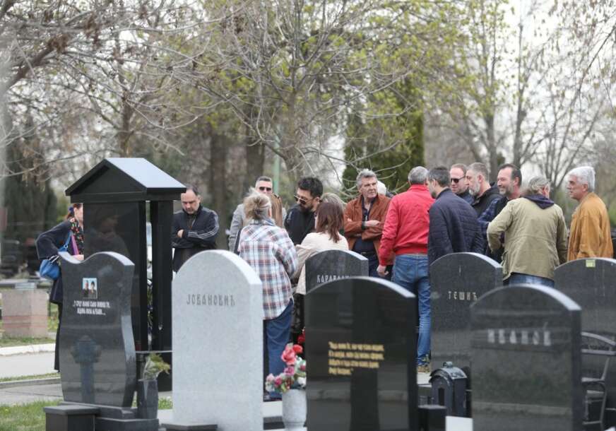 POMEN MARINKU MADŽGALJU 10 godina od smrti glumca, Ognjen Amidžić došao među prvima, tu je i sestra Ljubica