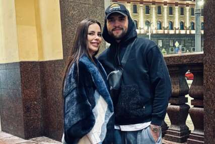 (FOTO) Porodična razglednica iz Rusije: Veljko Ražnatović uživa SA BOGDANOM I SINOVIMA, mali Željko PODIGAO 3 PRSTA