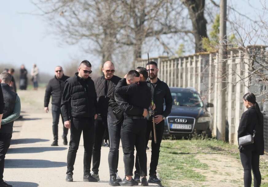 (FOTO) Grle se i plaču: Draganovi drugari donijeli ŠTAP ZA PECANJE, Darko se SLOMIO kada ih je vidio