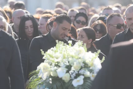 (FOTO) "Dovodim ti sina, tata čuvaj ga" Sahranjen BRAT DARKA LAZIĆA, pjevač jecao na grobu
