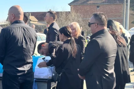 (FOTO) JECA NA SAV GLAS Darko Lazić se slomio u posmrtnoj povorci "Brate moj, zar ovako da te ispraćam"