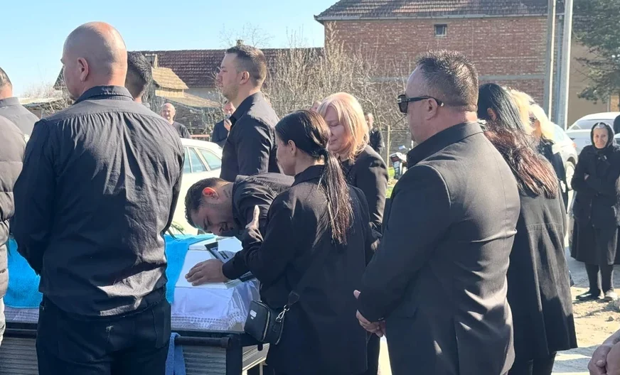 Otkriven razlog: Evo zbog čega je Darko Lazić stavio PLAVE PEŠKIRE na kovčeg svog brata