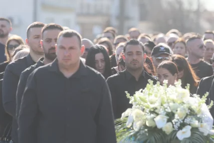 "Lijepo sam ga obukao" Potresne riječi Darka Lazića kidaju dušu, pjevač ispratio brata na vječni počinak, pa rekao samo jedno