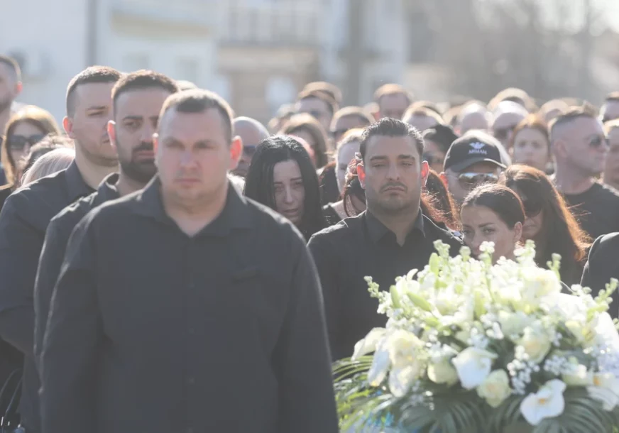 (VIDEO) Udovicu pridržavaju, jedva stoji na nogama: Scene sa SAHRANE DRAGANA LAZIĆA  slamaju srce